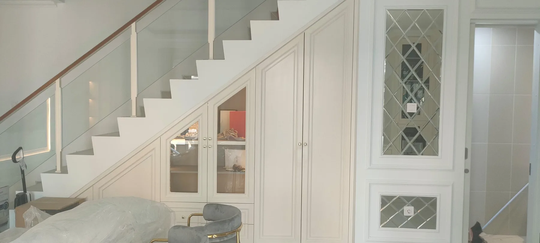 Kabinet penyimpanan custom bawah tangga pada hunian apartemen