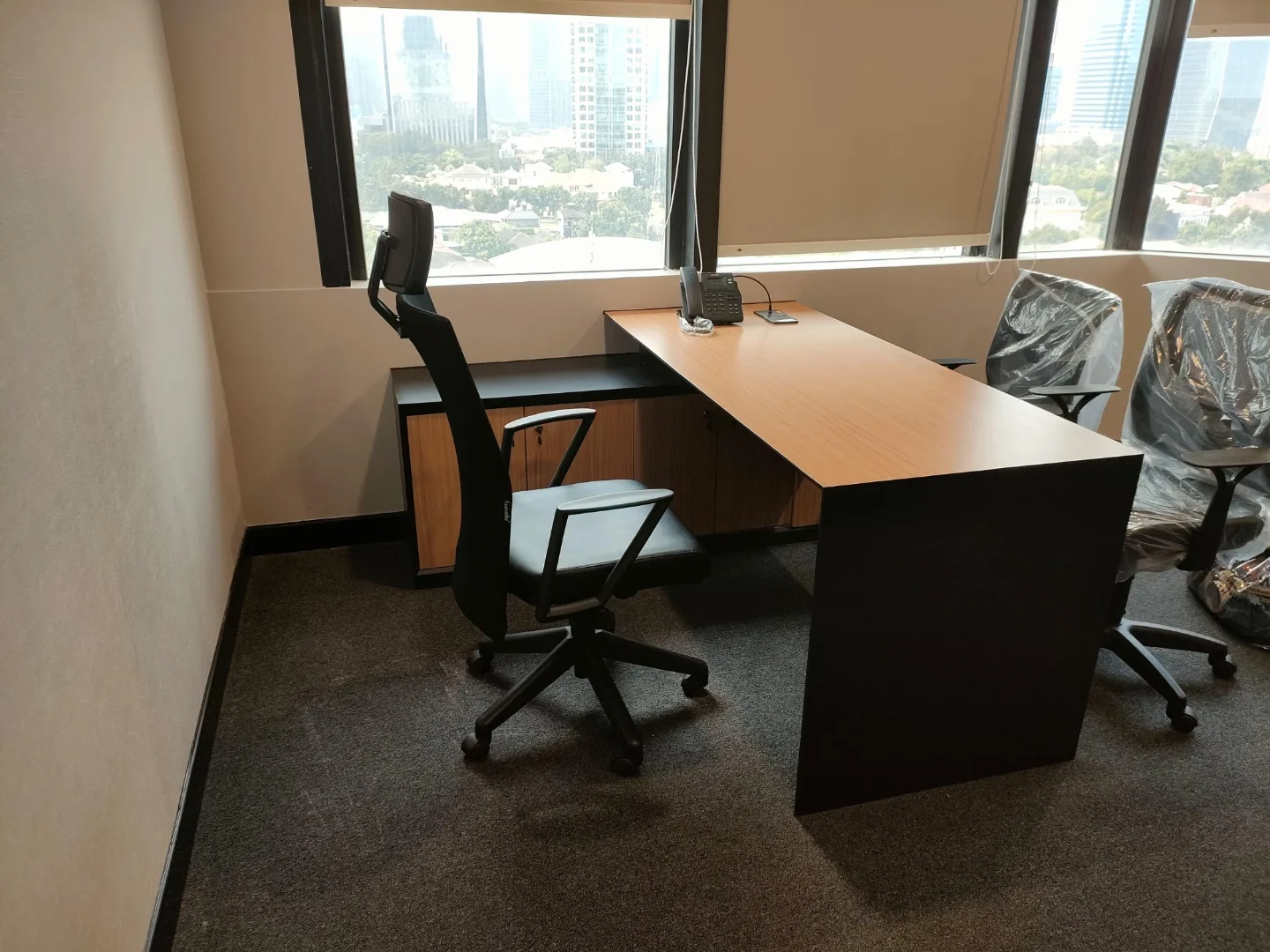 Meja kerja dan storage furniture kantor custom pada proyek Office Gatsu